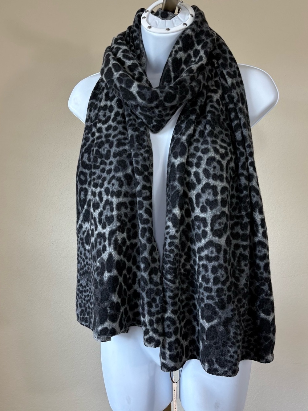 NWT Amicale 100% Cashmere Gray Leopard Print Scarf Wrap Shawl Luxury Soft - Picture 2 of 5